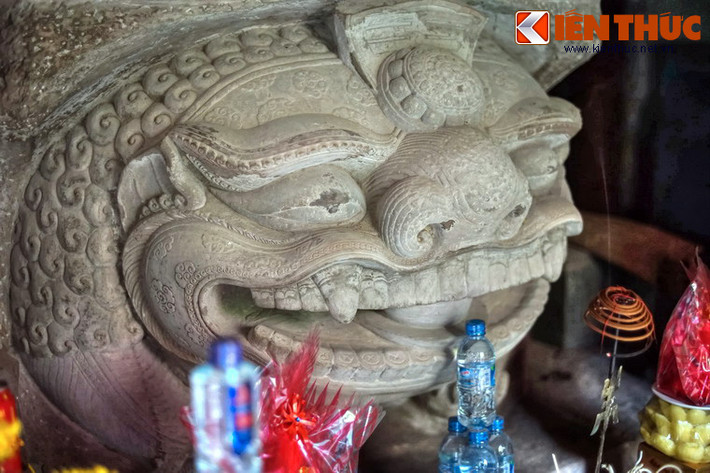 Bức tượng được tạo hình từ một tảng đá nguyên khối, thể hiện linh vật sư tử trong tư thế phủ phục trên bệ đá, đầu đội tòa sen, có chiều dài khoảng 2m, cao khoảng 1,2m, dáng khẻa khoắn với những hoa văn tinh tế, đặc trưng thời Lý. Theo phỏng đoán, đây là phần bệ của tượng Phật đặt trong chính điện chùa xưa.