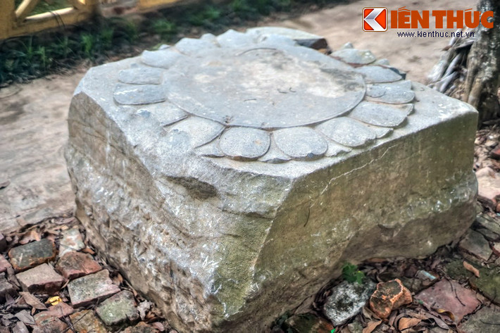 Rải rác trong khuôn viên chùa còn có nhiều tảng đá chân cột chạm khắc cánh sen và hoa cúc điển hình thời Lý.