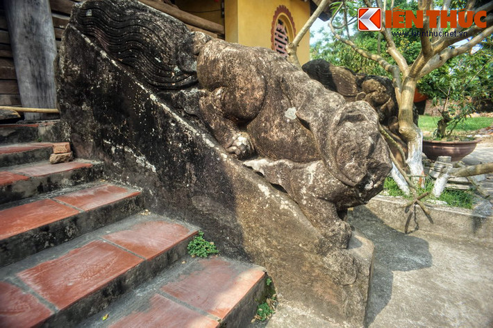 Dù không còn nguyên vẹn, số lượng và mức độ cầu kỳ của các bức tay vịn là minh chứng cho tầm vóc cùa chùa Hương Lãng thời kỳ khởi lập.