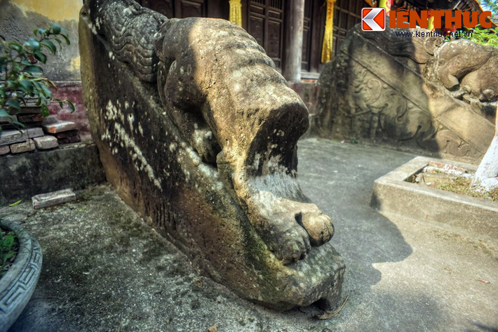 Những hiện vật thời Lý khác của chùa Hương Lãng là một loạt bức tay vịn bằng đá đồ sộ nằm trước Phật điện.