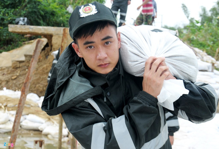 Mưa lũ lịch sử quét qua tạo điểm sạt lở đê nơi đây dài khoảng 100 m, sâu 7 m nên suốt 5 ngày qua, hàng trăm lượt cán bộ chiến sĩ của đơn vị được huy động về đây khắc phục giúp người dân địa phương.