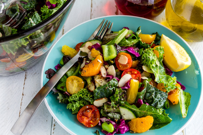 Các loại salad rau: Vì không chứa calo và tinh bột nên salad rất tốt cho việc giảm cân. Nhưng salad sẽ không thể làm gì giúp cơ thể giảm tác dụng của rượu. Ăn một đĩa salad trước khi uống rượu không khác gì uống rượu khi bụng đói, khiến cho nồng độ cồn trong máu tăng lên rất nhanh, gan phải làm việc vất vả hơn . Thay vì salad, có thể ăn nhẹ một thứ gì đó vừa có đạm vừa có tinh bột để tránh bị say xỉn. (Ảnh: cheatsheet)