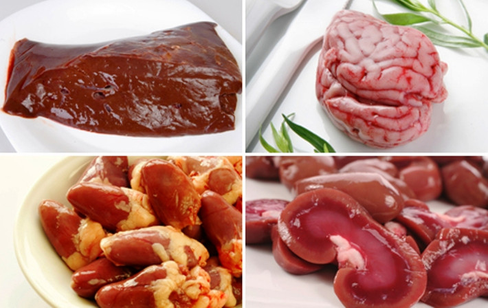 Rất nhiều người trong chúng ta coi thường tầm quan trọng của nội tạng lợn (gan, tim, lưỡi, bồ dục, não và lòng) trong chế độ dinh dưỡng. Sự thật là sau khi tiêu diệt được con mồi của mình, các loài động vật ăn thịt ăn nội tạng đầu tiên rồi mới chuyển sang xé thịt. Tại sao động vật lại làm điều này một cách bản năng? Vì chúng biết nội tạng là nơi tập trung các dưỡng chất và là phần quan trọng nhất cần phải ăn. Ảnh: Healthandbeauty.