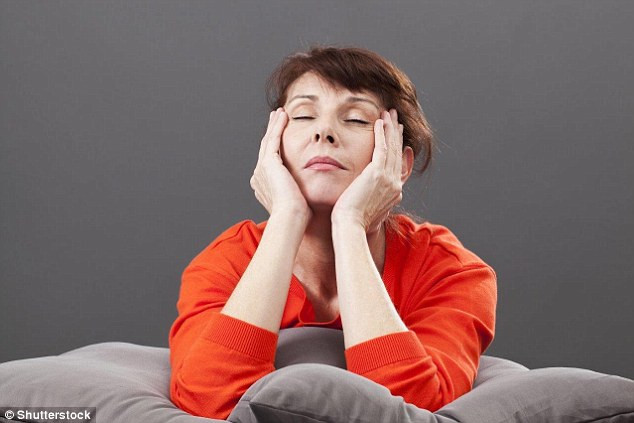 Kinh nguyệt không đều, đổ mồ hôi trộm vào ban đêm, bụng đầy hơi, tăng cân và hay thay đổi tâm trạng là những triệu chứng thông thường của thời kỳ mãn kinh. Dù hiếm khi xảy ra nhưng đầy hơi và kinh nguyệt thất thường cũng có thể là dấu hiệu của bệnh ung thư buồng trứng. Khi mắc bệnh này, phụ nữ dễ bị chẩn đoán nhầm thành mãn kinh.