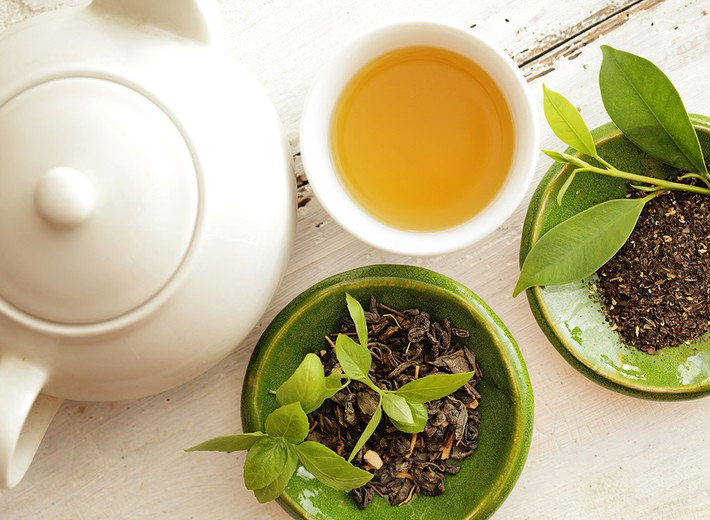 Đồ uống tốt nhất cho bữa sáng giảm cân là trà xanh: Nếu cần tìm một công cụ giảm cân tốt nhất trên thế giới có giá thành vừa rẻ lại vừa có tác dụng với tất cả mọi người, đâu đâu cũng có bán thì đó chính là trà xanh. Đây là đồ uống có rất nhiều EGCG có tác dụng thu nhỏ vòng eo.