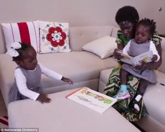 Sinh ra ở một ngôi làng ở ngoại ô Uganda vào tháng 9/2014, cặp sinh đôi dính liền Acen và Apio Akello bị dính liền ở phần hông và cột sống.
