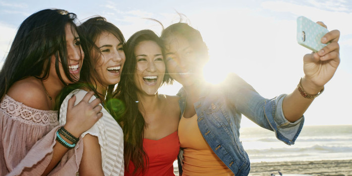 Đi xa cùng với một người bạn: Kiếm một hoặc vài cô bạn gái và đi đâu đó giống như đi du lịch vào cuối tuần, cùng nhau tắm nắng, đi nghe nhạc.