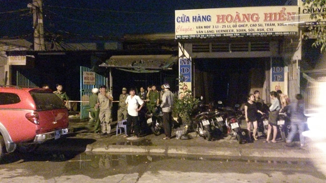 Sau 30’, đám cháy được khống chế hoàn toàn. Căn nhà phía sau cửa hàng bán áo quan bị cháy rụi cùng nhiều tài sản bên trong. Cửa hàng bán áo quan và 2 căn nhà kế cận bị cháy và ảnh hưởng. Tiến hành vào sâu bên trong hiện trường, các chiến sĩ PCCC phát hiện 4 nạn nhân đã tử vong.