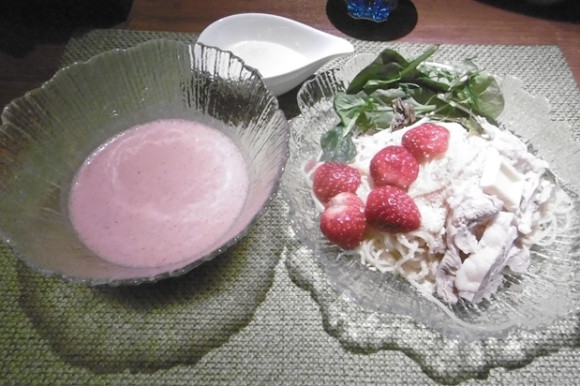 Đây là mì ramen có nước sốt làm từ socola trắng và dâu tây.
