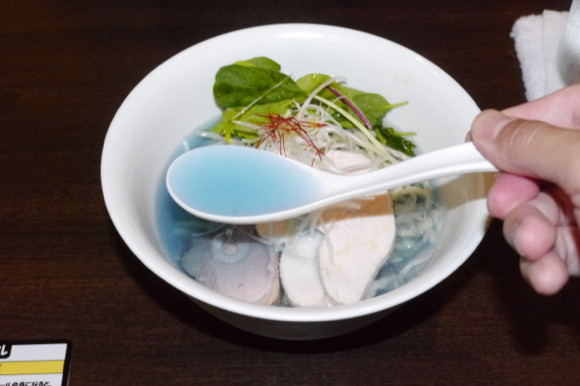 Trước mì ramen xanh của Kipposhi thì cũng đã từng có phiên bản mì lạnh xanh vì có Pycocyanin, một chất có trong tảo biển. Không chỉ ngon và tốt cho sức khỏe, mì lạnh xanh còn được mời chào là có tác dụng chống lão hóa.