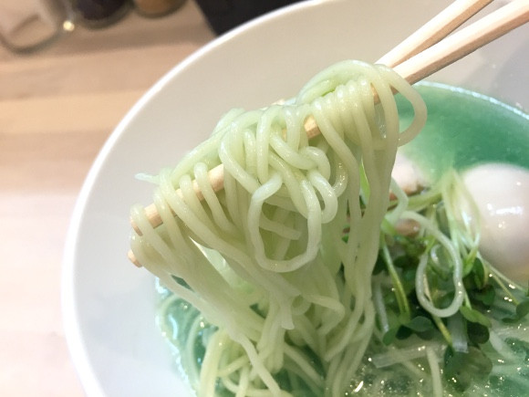 Bát mì thơm mùi thịt gà, sợi mì dai ăn rất hợp với trứng mặn và thịt gà. Mặc dù nước dùng có màu xanh nhưng tuyệt nhiên bát mì không có mùi của chất tạo màu hoặc phụ gia.