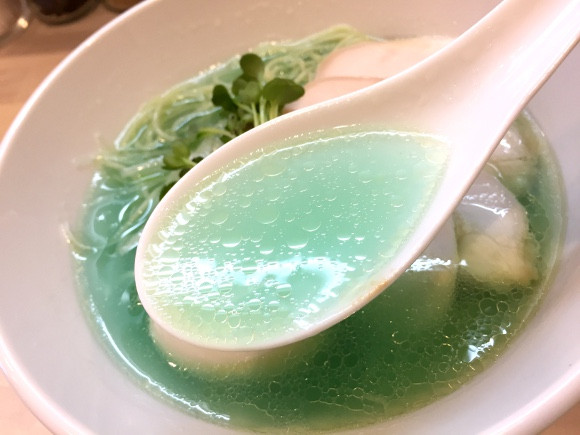 Màu xanh của nước dùng thậm chí còn ngấm vào sợi mì khiến sợi mì trông như một thí nghiệm hóa học nào đó. Mặc dù hình thức khiến nhiều người ngần ngại không muốn ăn nhưng khi ăn thử lại thấy ngon một cách ngạc nhiên.