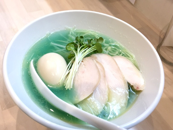 Ngoài phần nước dùng màu xanh ngắt thì bát mì gồm những nguyên liệu nấu mì ramen phổ biến khác như trứng, vài miếng thịt ức gà nướng và thăn lợn và vài cọng rau mầm trang trí bên trên cùng.