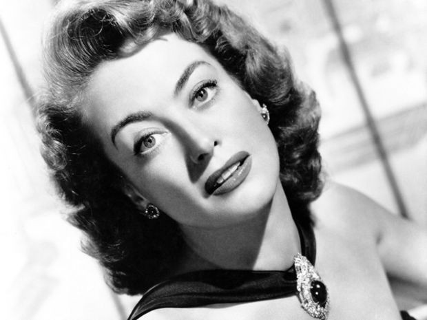 Năm 1930 là sự nổi lên của những ngôi sao Hollywood như Mariene Dietrich và Joan Crawford khiến những khuôn mặt trang điểm trở nên phổ biến hơn so với những năm 20.