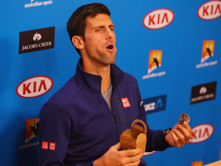 Trong tấm ảnh này, Novak Djokovic có vẻ thích ăn đồ ngọt nhưng ngôi sao quần vợt này cho biết anh chú trọng đến tinh bột và ăn càng nhiều rau càng tốt vào bữa trưa. Chế độ dinh dưỡng của anh hoàn toàn không có gluten, hạn chế sữa, caffein và đường tinh luyện.