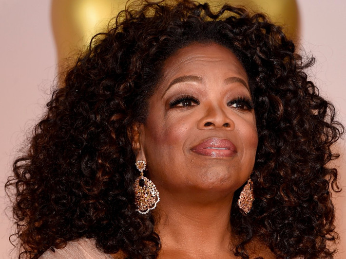 Bà hoàng truyền hình Oprah Winfrey ngày nào cũng ăn súp và salad cho bữa trưa. Một trong những kết hợp món ăn bà yêu thích là súp cà chua và salad táo, cải xoăn.
