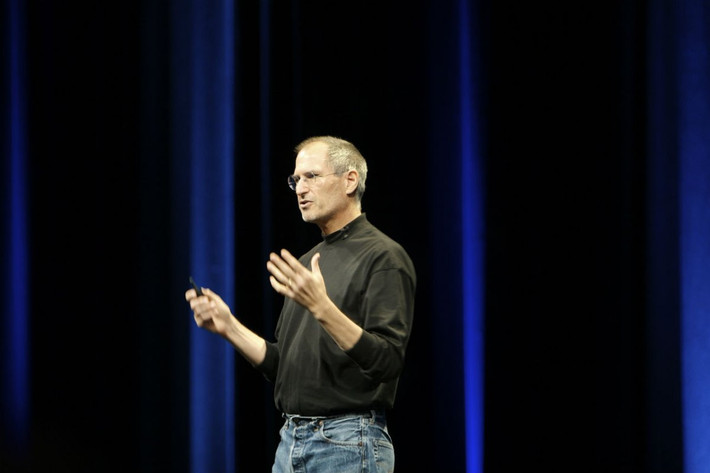 Khi còn sống, người đồng sáng lập Apple Steve Jobs thường thanh lọc cơ thể mỗi lần vài tuần. Trong khoảng thời gian này, ông chỉ ăn một loại rau hoặc quả duy nhất, chẳng hạn như táo hoặc cà rốt. Từng có lúc ông ăn nhiều cà tốt đến nỗi mặt lúc nào cũng vàng vàng. Steve tin rằng chế độ dinh dưỡng này giúp ông không phải dùng chất khử mùi cho cơ thể hay thường xuyên tắm rửa.
