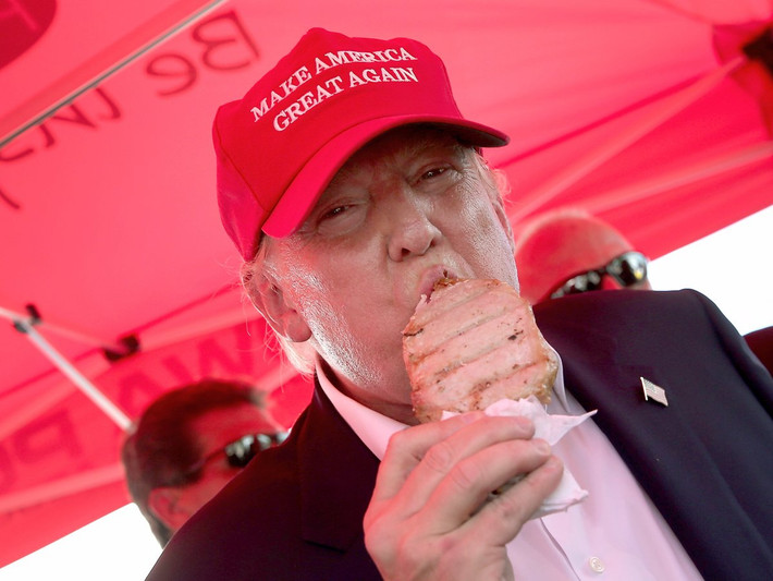 Tổng thống Mỹ Donald Trump từng cho biết ông thích ăn bít tết, hamburger, spaghetti và khoai tây chiên. Bữa ăn đầu tiên của ông khi trở thành Tổng thống gồm có tôm, thịt bò và rất nhiều món tráng miệng làm từ socola.