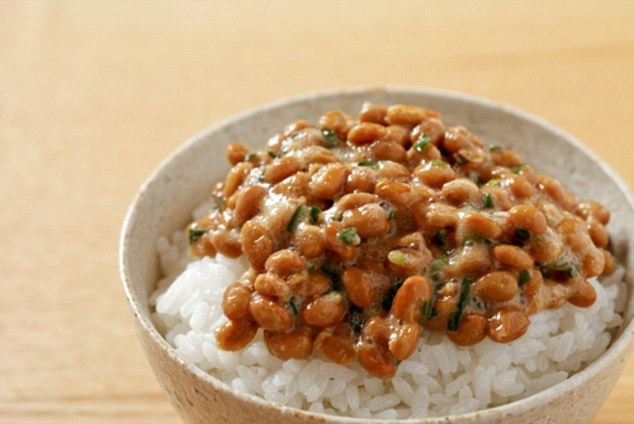 Đậu natto là đậu nành lên men, được dùng rất nhiều trong ẩm thực Nhật Bản. Thực phẩm lên men này có mùi vị rất đặc trưng và chứa nhiều chất xơ, chất đạm cùng một loại vi khuẩn khiến đậu quánh lại. Những người già ăn đậu natto hàng ngày sẽ có mật độ xương cao hơn vì đậu natto có nhiều vitamin K2.