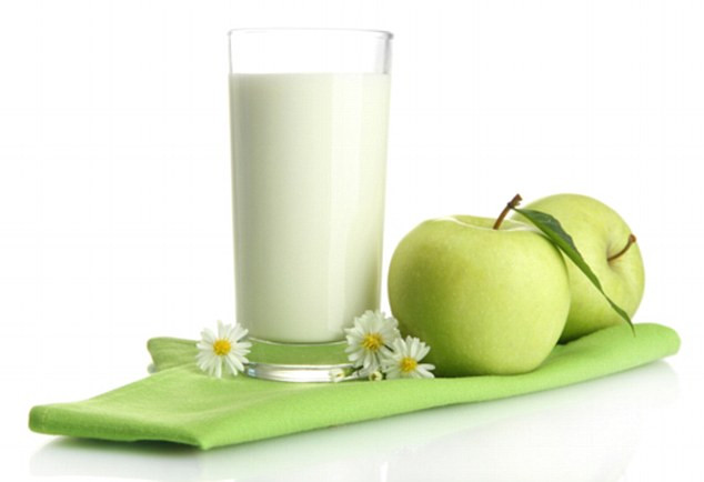 Sữa chua kefir gần giống như sữa chua nhưng lỏng hơn. Đồ uống lên men này có thể làm giảm kích thích ruột, ngăn không cho các độc tố và mầm bệnh ngấm vào máu. Nếu ăn sữa chua kefir hàng ngày thì cũng lưu ý không nên cho đường.
