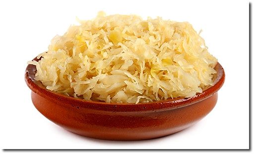 Sauerkraut là bắp cải lên men bằng axit lactic và là món ăn rất phổ biến ở châu Âu. Ngoài probitic thì Sauerkraut còn chứa nhiều chất xơ cũng như các vitamin C, B, K. Đây cũng là thực phẩm chứa nhiều muối, sắt và magie.