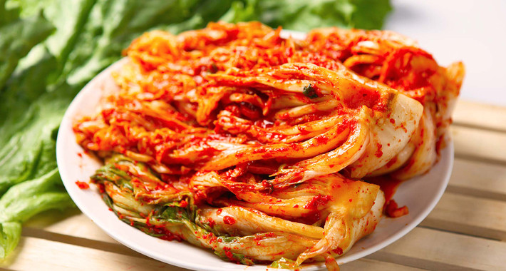 Với thành phần chủ yếu là cải thảo, kim chi chứa nhiều vi khuẩn lactic nên tốt cho sức khỏe của hệ tiêu hóa. Món ăn cay của Hàn Quốc này còn chứa nhiều vitamin K, B2 và sắt. (Nguồn ảnh: DM, Globalhealing)