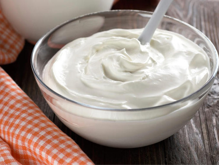 Nhờ giàu probiotic nên sữa chua có rất nhiều công dụng như hỗ trợ tiêu hóa, làm đẹp da. Nếu là người không dung nạp sữa thì bạn có thể chuyển sang ăn sữa chua làm từ sữa dừa hoặc sữa hạnh nhân. Nên chọn sữa chua không đường vì sữa chua có đường sẽ gây phản tác dụng vì đường là thức ăn của các vi khuẩn gây bệnh.