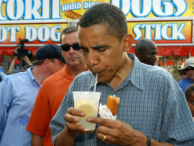 Đây là hình ảnh một nghị sĩ Obama trước khi đắc cử tại một hội chợ bang Iowa năm 2007 nơi ông ăn một chiếc xúc xích rán corndog và uống nước chanh. (Ảnh: People)