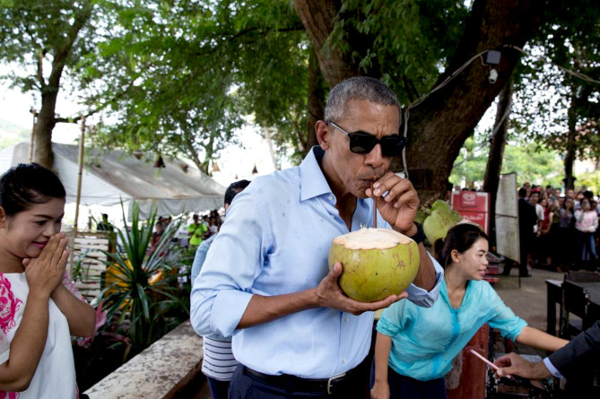 Hình ảnh Tổng thống Obama hào hứng uống nước dừa tại Lào.