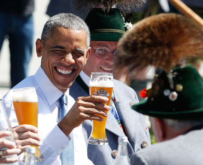 Tổng thống Obama nâng ly với người dân địa phương trong một chuyến thăm đến làng Krun tại Hà Lan.