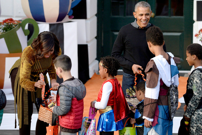 Trong ngày lễ Halloween, Tổng thống Obama và phu nhân phát bánh cookies tự làm cho trẻ em.
