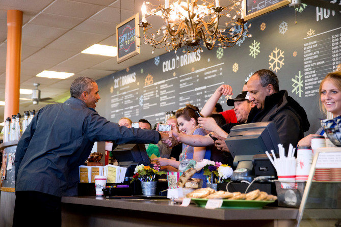 Trong một chuyến viếng thăm lịch sử 3 ngày tới vùng cực Bắc, Tổng thống Obama cũng ghé thăm một quán cà phê tại địa phương để mua đồ uống. Được biết ông đã hỏi quán có bao nhiêu cái bánh quế và mua hết.