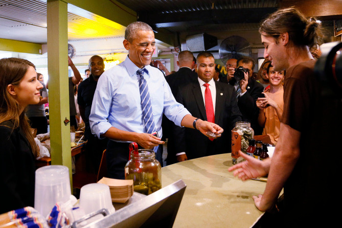 Khi quá thèm BBQ thì bạn sẽ làm gì? Còn Tổng thống Obama thì cắt ngang những người đang xếp hàng tại một quán bán BBQ tại Austin (Mỹ) để mua thịt bò và thịt cừu. Tất nhiên ông không quên trả tiền.