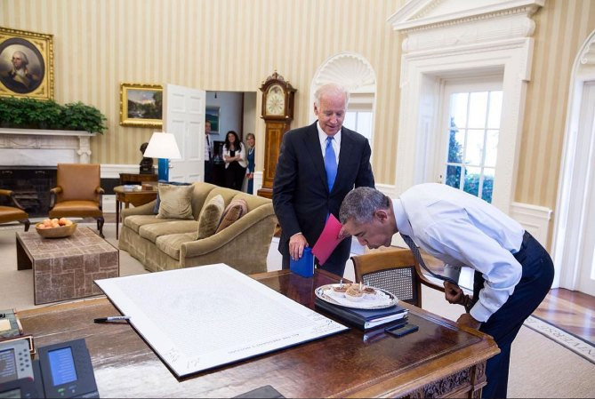 Tổng thống Obama thổi nến trong ngày sinh nhật mình.