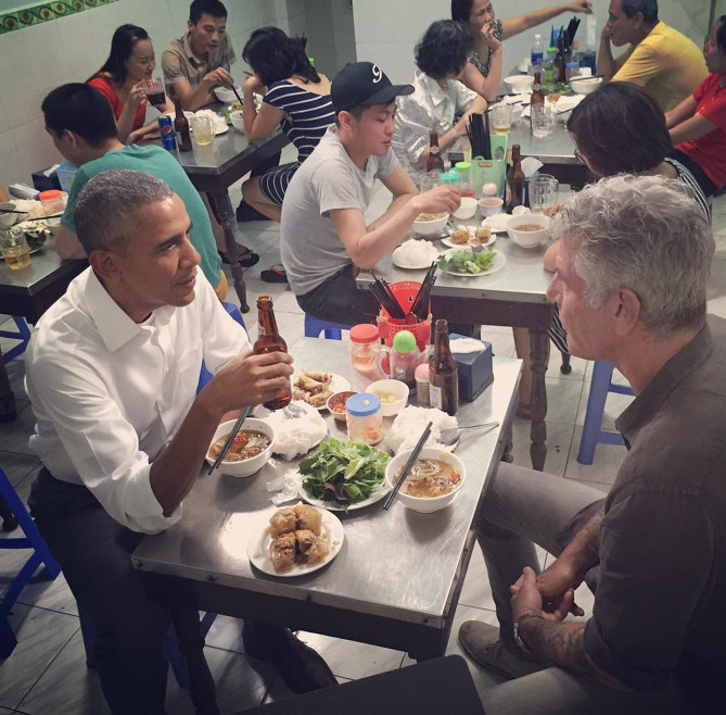 Khi Tổng thống Obama và ông Anthony Bourdain tới một quán bún chả tại Hà nội để ăn trưa trong lịch trình vô cùng bận rộn của mình.