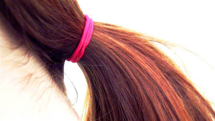 Đeo lỏng: Chun buộc tóc bó vào tay sẽ đều gây ảnh hưởng đến lưu thông máu đến bàn tay và ngón tay khiến tay hoặc ngón tay bị tê, ảnh hưởng đến mạch máu và hỏng da. Vì vậy dù là đồnghồ, đồ trang sức hay băng bó thì cũng không nên bó sát vào tay.