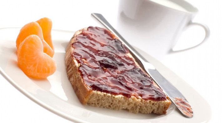 Bữa ăn hoàn hảo trước khi tập luyện: 1 chén phô mai ít béo, 4 lát bánh mì nướng và 2 thìa mứt quết bánh mì. Khi ăn vào, chất đạm trong phô mai sẽ ngấm vào máu đúng lúc tập luyện khiến bạn không bị mất cơ. Mứt bánh mì cũng có chứa đường nên làm tăng lượng insulin để không bị mất cơ. Bánh mì tiêu hóa chậm nên ngăn không cho đường huyết giảm như khi chỉ ăn đồ ngọt.