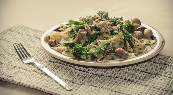 Bữa trưa hoàn hảo: 170-250g thịt bò nạc xay, 2 chén mì pasta (nui), 3/4 chén bông cải xanh. Thực đơn phát triển cơ bắp này cung cấp 700 calo, 60g protein, 83g tinh bột và 13g chất béo. Để tạo cơ thì không gì bằng thịt bò vì có chứa creatin, đủ loại axit amino cần thiết cũng như đủ loại vitamin. Ngoài ra, thịt bò còn chứa nhiều sắt để cơ thể có thể sản sinh năng lượng. Nui cung cấp tinh bột, còn bông cải xanh sản sinh ra những hợp chất kiểm soát mỡ.