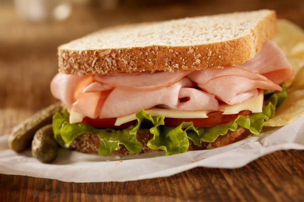 Bữa ăn nhẹ vào bất kỳ lúc nào: Bánh mì sandwich thịt gà gồm 2 lát bánh mì nguyên hạt, 2-3 lát phô mai không béo, 3-4 lát ức gà, mù tạt và mayonnaise không béo. Bữa ăn này vừa tiện lợi lại vừa cần thiết. Sự kết hợp cân bằng giữa protein, tinh bột và chất béo trong chiếc bánh mì sandwich này là bữa ăn lý tưởng để xây dựng cơ bắp. (Nguồn ảnh:M&F)
