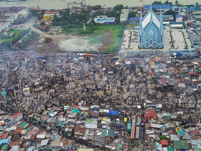 Nằm ngoài trung tâm đô thị phồn hoa chỉ dành cho người giàu có và xét lý lịch ba đời để đảm bảo có tư cách "quý tộc" mua đất, là khu ổ chuột đông đúc bậc nhất thế giới, ước tính có tới 100.000 người/km2. Tháng trước, nhiếp ảnh gia Đức, Bernhard Lang đã chụp lại khu này từ trên cao. Ảnh: Khói bốc lên từ khu nhà.