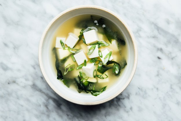 Miso súp truyền thống được nấu từ rong biển, đậu hũ trứng như đã nói ở trên và rất dễ làm. Nhưng đây là món súp chỉ nên nấu đủ ăn vì rong biển càng để lâu trong canh sẽ càng bị nhớt.