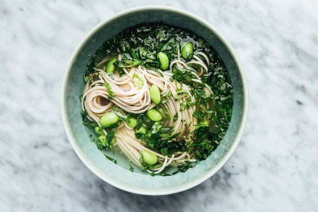 Súp miso nấu mì soba: Nhìn qua đã biết món ăn với miso này tốt cho sức khỏe vì được nấu từ những nguyên liệu như rau thơm, đậu nành Nhật Bản và mì soba. Món ăn đơn giản nhưng rất ngon. Nếu muốn ngon hơn nữa có thể cho thêm tôm, thịt gà hay nấm hương cùng với một ít chanh.