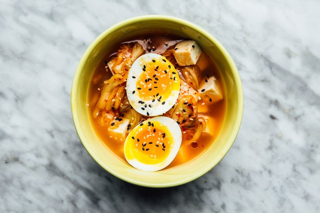 Súp miso kim chi: Nếu chỉ có mỗi quả trứng lòng đào có thể bạn sẽ không muốn ăn, nhưng khi cho thêm kim chi, đậu phụ và tương ớt gochujang vào cùng với miso thì bạn sẽ chỉ muốn ăn hết cả cái lẫn nước. Nếu muốn món ăn cay hơn thì có thể cho thêm vào nước kim chi.