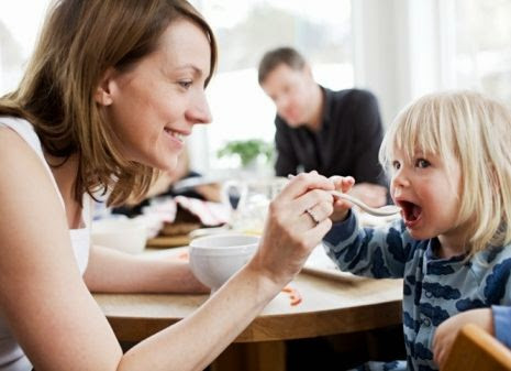 Cho trẻ thực hành những cư xử tốt: Thay vì chỉ đơn giản là phạt trẻ hoặc tước đi những ưu tiên của trẻ, hãy dạy trẻ biết hành vi nào là đúng. Chẳng hạn như “Con không nên giật cuốn sách từ tay mẹ mà phải hỏi mượn lịch sự”. Sau đó tạo cho trẻ cơ hội để thực hành điều này. Hoặc cũng có thể tập đóng kịch với trẻ để trẻ thực hành những kỹ năng mới.