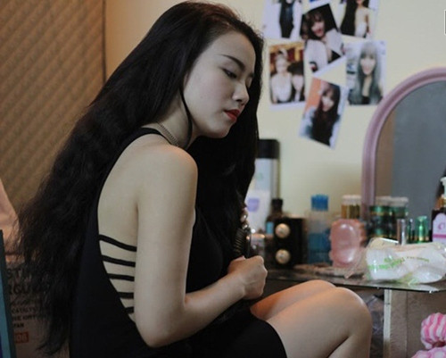 Linh Miu từng chia sẻ cô được sinh ra trong một gia đình khá giả, bố mẹ là những người thành đạt, kinh doanh bất động sản, bản thân cô sau nhiều năm tự lực kiếm tiền cũng mua được căn nhà trị giá 4 tỷ đồng ở ngay giữa thủ đô. Tuy nhiên sau khi chia tay Hữu Công và quyết định Nam tiến người đẹp đã khá vất vả khi sống một mình nơi đất khách quê người và chỉ dám thuê 1 căn phòng nhỏ chưa tới 10m2.