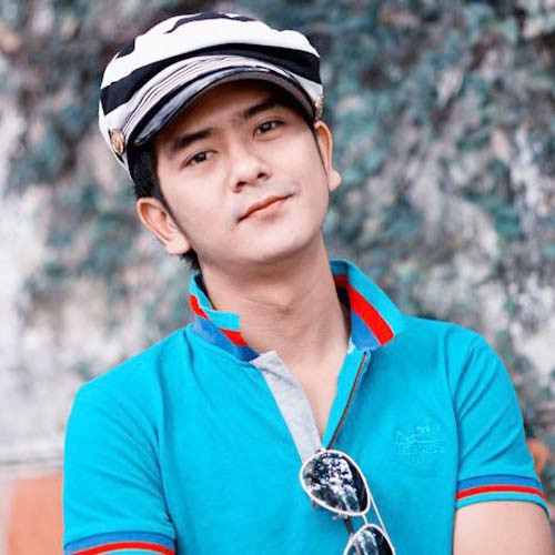Hơn 30 tuổi một mình nuôi con và phải bươn trải rất nhiều nghề để kiếm tiền đến một mái nhà vững chắc Hùng Thuận cũng không đủ sức để mua. Anh và con sống trong một căn nhà đi thuê chật chội chưa tới 30m2.