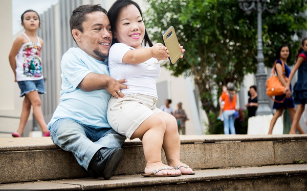 Cặp đôi lùn nhất thế giới này đã yêu nhau được 8 năm và luôn cảm thấy tích cực, lạc quan mặc dù chiều cao hạn chế.