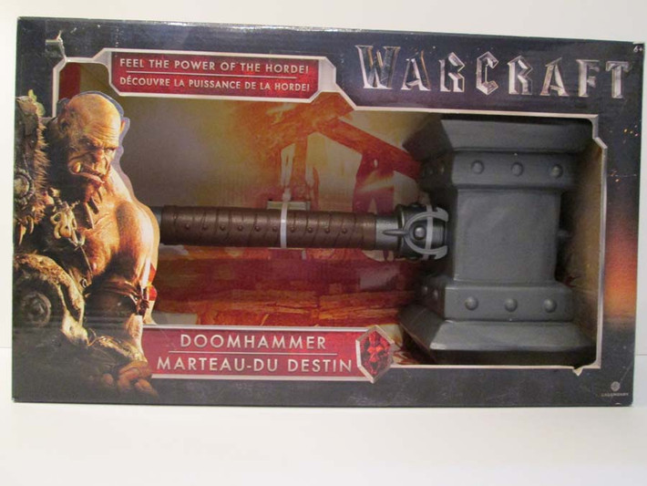 Lấy cảm hứng từ bộ phim Warcraft nhưng chiếc búa huyền thoại Doomhammer này không kèm theo bất kỳ cảnh báo nào của nhà sản xuất đối với những nguy cơ hoàn toàn có thể nhìn thấy trước của một chiếc búa vừa nặng vừa làm bằng nhựa cứng có thể dùng để đánh nhau.