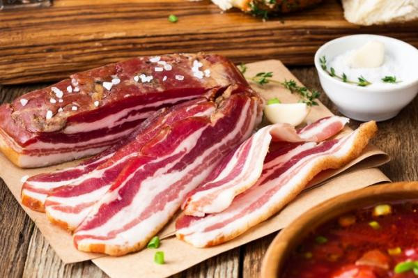 Người Hungary thích thịt hun khói có vị tỏi. nên thịt nhất thiết phải được ngâm trong nước muối có tỏi trong 5 ngày rồi mới để khô, phủ tiết bò và ớt cựa gà lên rồi mới đem xông khói cho đến khi lớp muối và tiết bò ở ngoài bong ra.