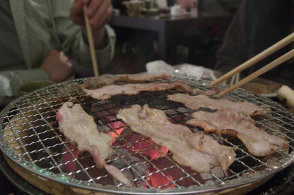 Ở Hàn Quốc, người ta không hun khói thịt ba chỉ mà cắt mỏng rồi nướng trên than theo kiểu BBQ. Món này được ăn kèm với các loại rau, cà chua và thường không có nước sốt đi kèm.